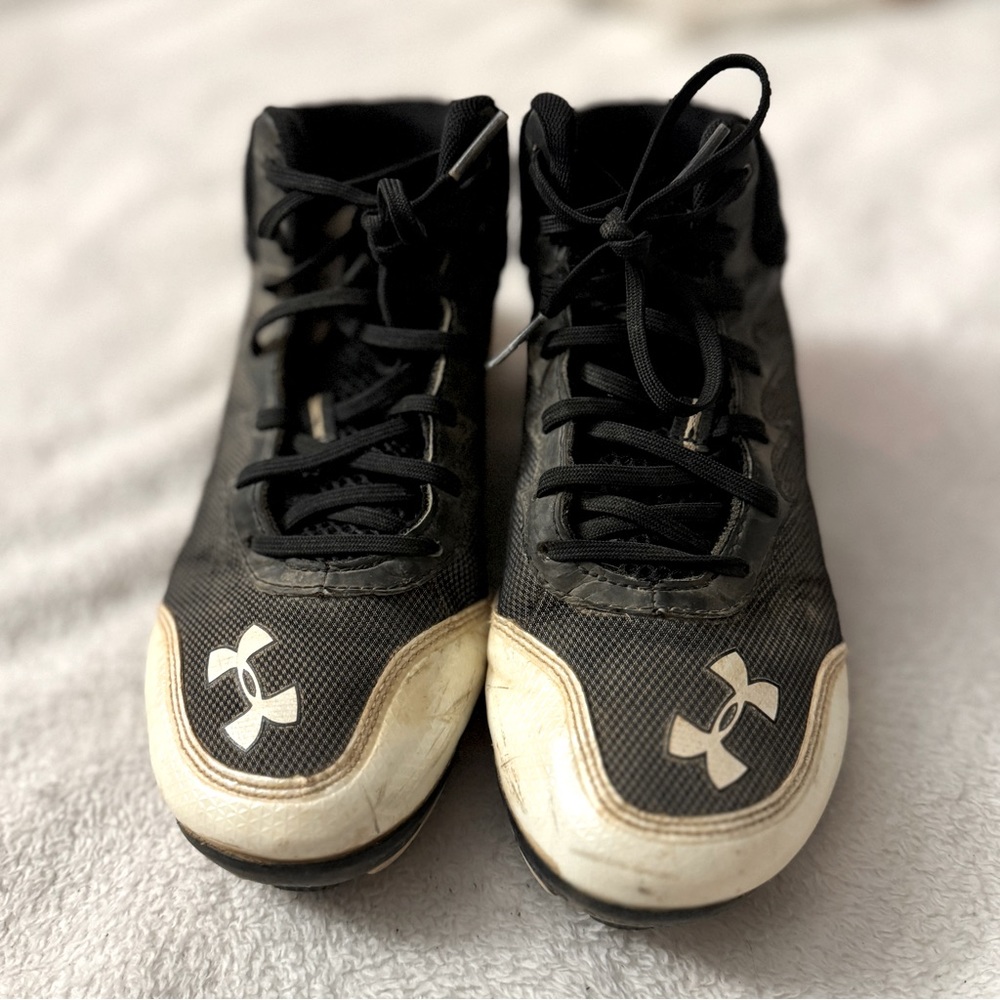 Under Armour Boys Baseball Cleats (Size 4)